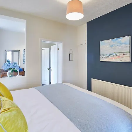 Host & - The Gallery *